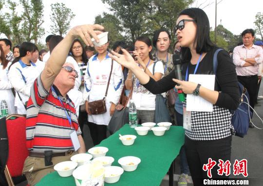 圖為外國友人品嘗揚(yáng)州炒飯。