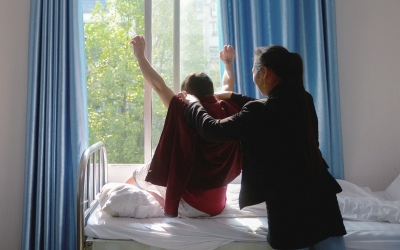 出院前，窗外透進(jìn)一道陽光，打在他的身上。