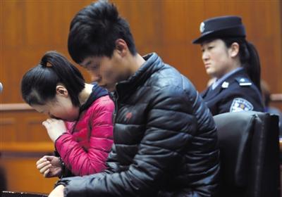 昨日，因殺死自己的親生兒子，被告人王某受審，其男友喬某則因涉嫌幫助毀滅證據(jù)罪受審。