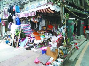 工作人員清理前，阿姨家周圍垃圾如山。