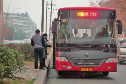 1月6日下午，資陽一輛15路公交車?？吭诋?dāng)時(shí)事發(fā)車站。