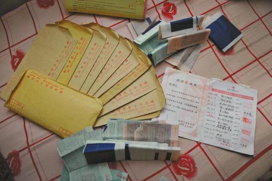 廖弟友捐款后保存的部分收據(jù)。