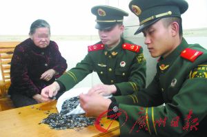 手機(jī)內(nèi)存卡因體積小、價值高，成為水客走私的“新寵”。圖為邊防官兵正在清點走私物品。