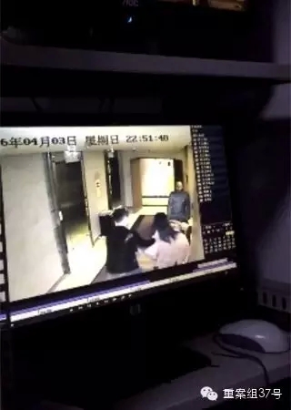 一女子在酒店被陌生男子拖拽。    視頻截圖