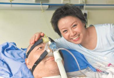 一年多來，楊曉華陪伴著臥病在床的男友，一日三餐悉心照料，毫無怨言。