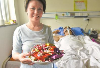 下周三兩人有望拿到結(jié)婚證，21日，喜氣洋洋的楊曉華已經(jīng)準(zhǔn)備好了喜糖。