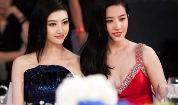 除了白，在合影中還有另外一個(gè)制勝法寶，就是——高。