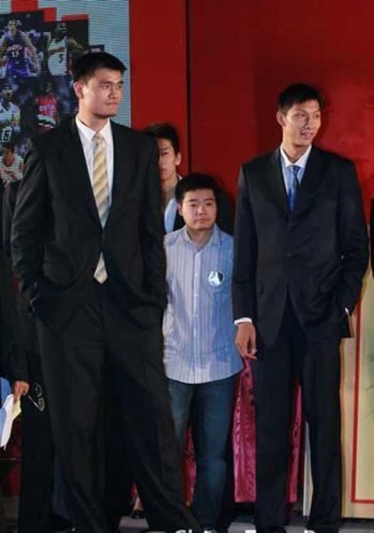 鄧超夫婦以及于嘉、林書豪，放在人群里都是不錯(cuò)的身高，顯然，他們選錯(cuò)了參照物。