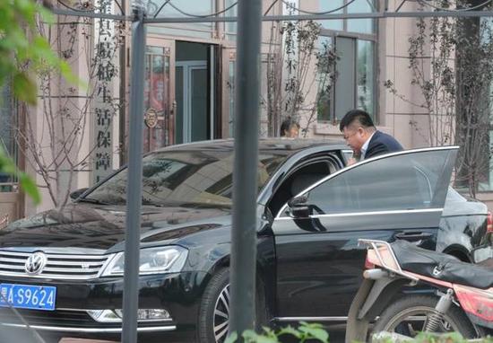 程海濤局長(zhǎng)駕駛的假牌車，停在縣低保局門(mén)前