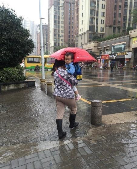 打傘小網(wǎng)紅本尊現(xiàn)身 抱她的不是奶奶是外婆 打傘小網(wǎng)紅本尊現(xiàn)身 抱她的不是奶奶是外婆