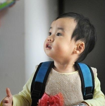 打傘小網(wǎng)紅本尊現(xiàn)身 抱她的不是奶奶是外婆 打傘小網(wǎng)紅本尊現(xiàn)身 抱她的不是奶奶是外婆