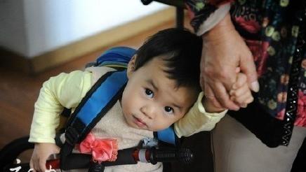 打傘小網(wǎng)紅本尊現(xiàn)身 抱她的不是奶奶是外婆 打傘小網(wǎng)紅本尊現(xiàn)身 抱她的不是奶奶是外婆