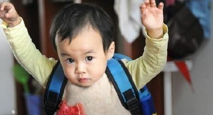 打傘小網(wǎng)紅本尊現(xiàn)身 抱她的不是奶奶是外婆 打傘小網(wǎng)紅本尊現(xiàn)身 抱她的不是奶奶是外婆