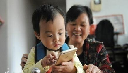 打傘小網(wǎng)紅本尊現(xiàn)身 抱她的不是奶奶是外婆 打傘小網(wǎng)紅本尊現(xiàn)身 抱她的不是奶奶是外婆