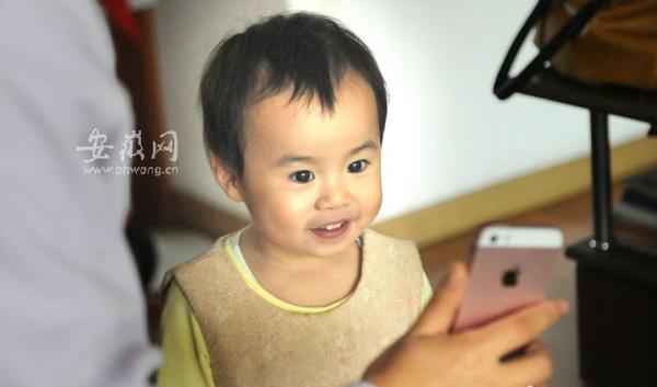 打傘小網(wǎng)紅本尊現(xiàn)身 抱她的不是奶奶是外婆 打傘小網(wǎng)紅本尊現(xiàn)身 抱她的不是奶奶是外婆