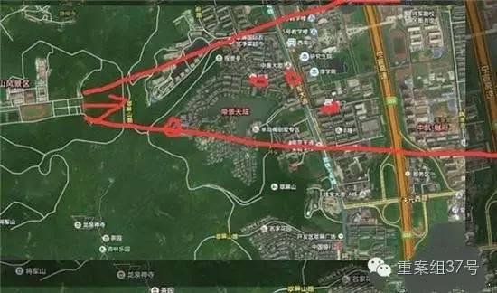 射擊場(chǎng)子彈射出方向（紅箭頭）有多個(gè)居民小區(qū) 。 圖片來(lái)源：交匯點(diǎn)新聞