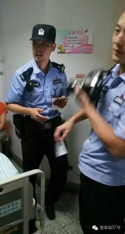 民警到醫(yī)院對(duì)秦女士體內(nèi)子彈取證調(diào)查。 受訪者供圖