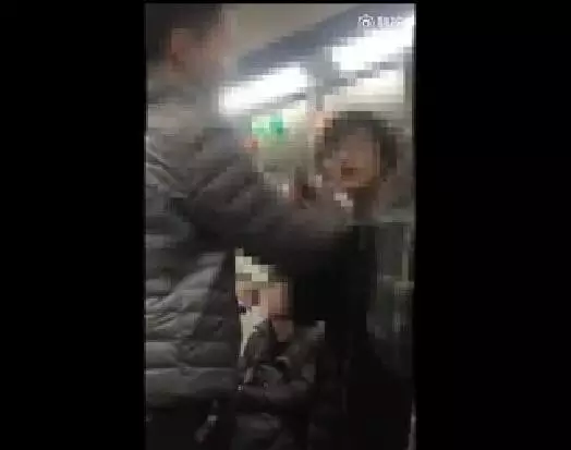 男子北京地鐵辱罵女子 律師:未滿18歲或逃過(guò)處罰