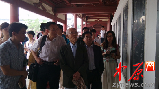 余光中、汪國真做客杜甫故里 共話詩圣家國情懷