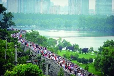 　　昨天,數(shù)萬(wàn)南京市民參加“環(huán)城七十里”徒步走,圖為解放門(mén)城墻上密集的人群。 本版攝影 實(shí)習(xí)生 王甜