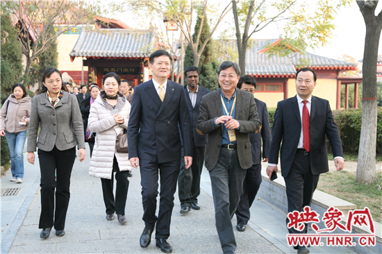 世界旅游城市市長論壇與會(huì)嘉賓赴清明上河園考察