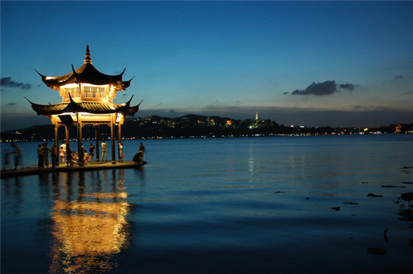 不要溫和地走進那個良夜 因為夜太美！