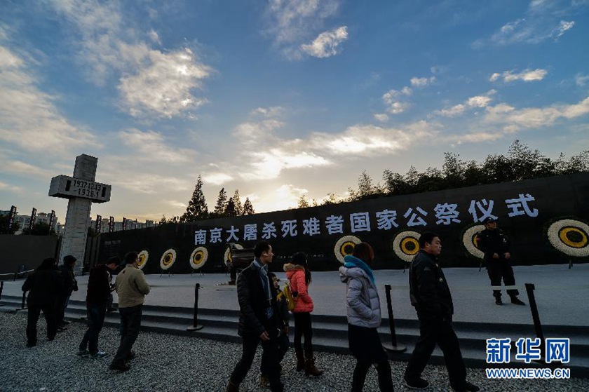 12月14日,觀眾在侵華日軍南京大屠殺遇難同胞紀(jì)念館國(guó)家公祭儀式會(huì)場(chǎng)參觀。新華社記者 沈鵬 攝　