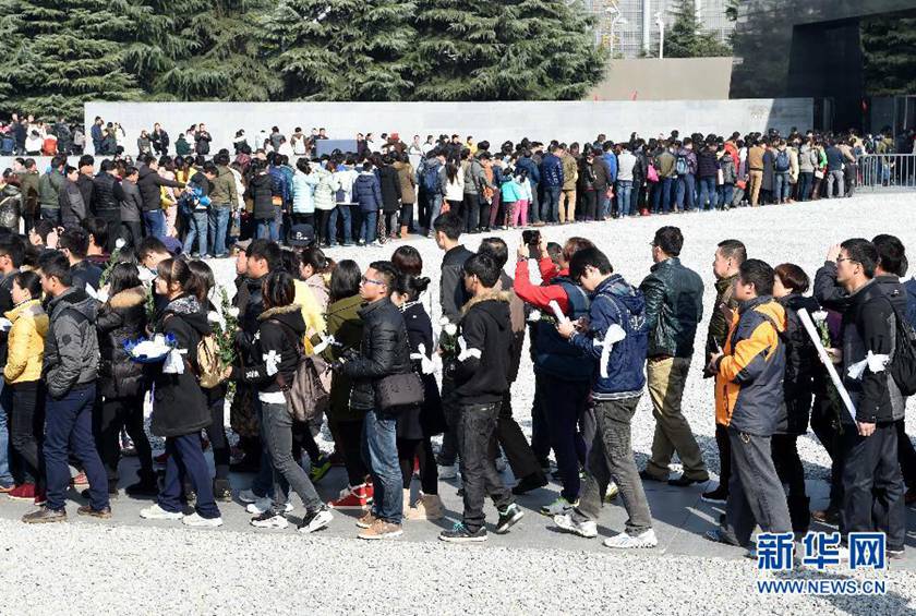  12月14日,參觀者在排隊(duì)進(jìn)入紀(jì)念館展館參觀。新華社記者孫參攝