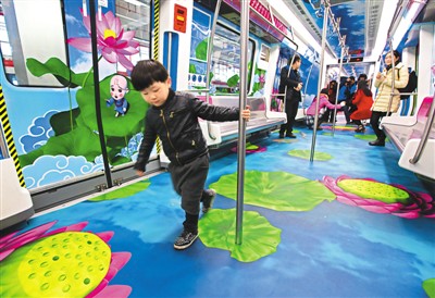 圖為試乘乘客流連忘返。