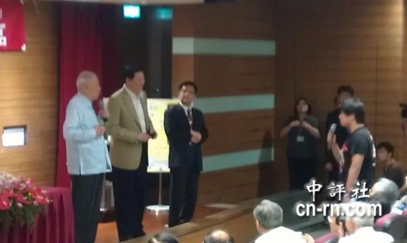 　大陸交換學(xué)生針對(duì)演講內(nèi)容，頻頻問(wèn)李登輝，雙方一來(lái)一往。(中評(píng)社黃文杰攝)