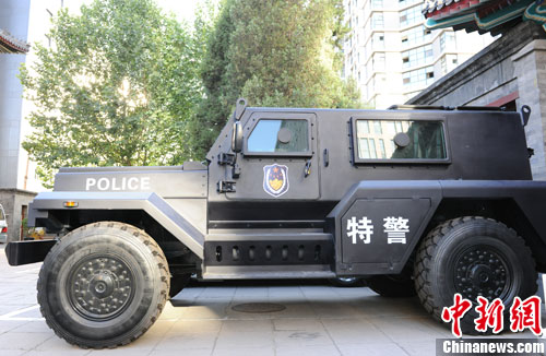 　　國(guó)產(chǎn)輕型聯(lián)合越野戰(zhàn)車(chē)側(cè)面照。張龍?jiān)茢z