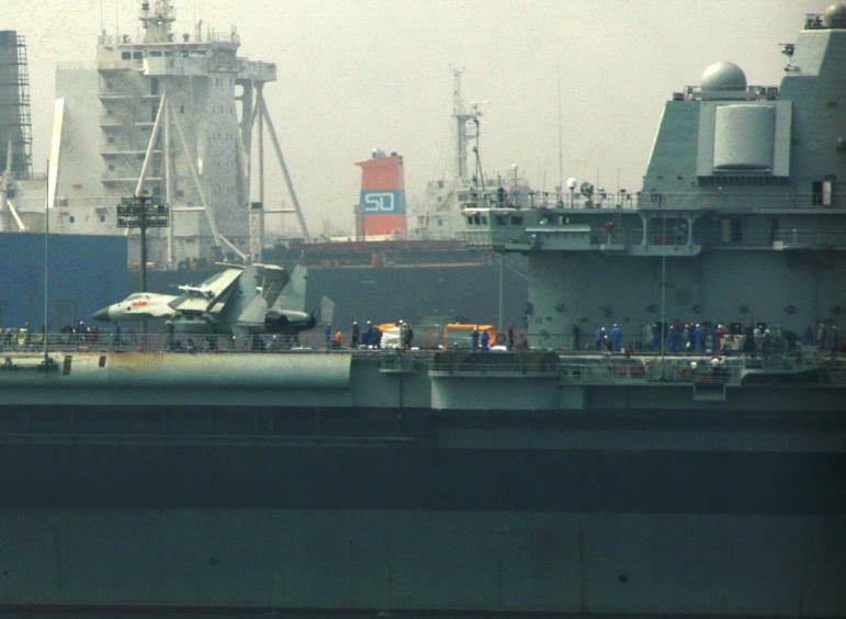 殲15戰(zhàn)機登上瓦良格號航母 或?qū)⑦M行艦載機試驗