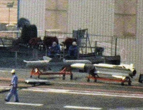 日前網絡上出現(xiàn)瓦良格號向甲板上吊裝艦載機用的導彈武器實體模型的照片