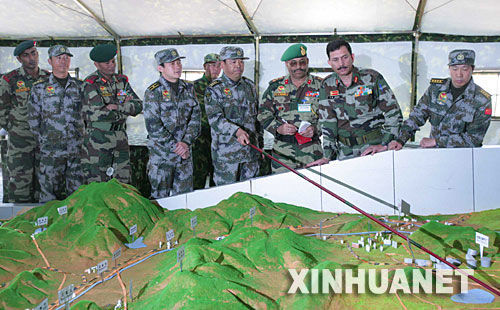 資料圖：2007年12月23日，中印陸軍聯(lián)合軍演中印參訓(xùn)指導(dǎo)組成員在進行訓(xùn)練磋商
