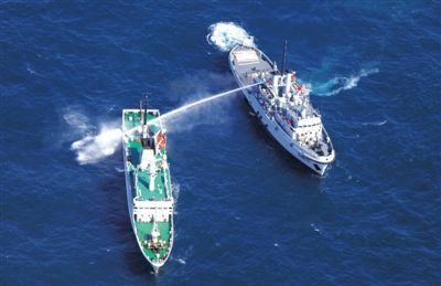 昨日，東海某海域，東海艦隊拖船使用高壓水炮為地方執(zhí)法船滅火