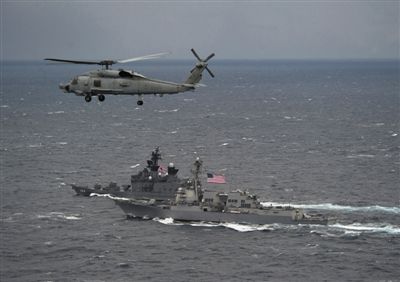 2011年1月10日，美國海軍驅(qū)逐艦與日本海上自衛(wèi)隊“鞍馬”號驅(qū)逐艦在日本長崎縣附近海域舉行聯(lián)合海上演習(xí)。資料圖片