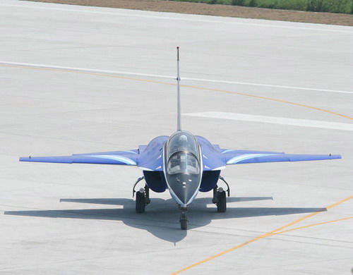 資料圖：中國L-15高級教練機使用的是烏克蘭制AI-222發(fā)動機。