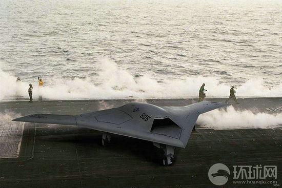資料圖：X-47B無人機(jī)在林肯號(hào)航母上進(jìn)行系統(tǒng)連接測試。