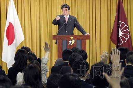 12月17日，日本自民黨總裁安倍晉三17日在黨總部會(huì)見記者，表示考慮與日本維新會(huì)和眾人之黨攜手修改憲法。