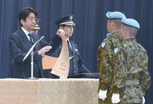 20日，日本首相安倍晉三向回國的戈蘭高地維和自衛(wèi)隊遞交政府獎狀。安倍在儀式上稱，近年“日本周邊的安全保障環(huán)境更加嚴峻”，為此將修改《防衛(wèi)計劃大綱》，進一步加強日美同盟。