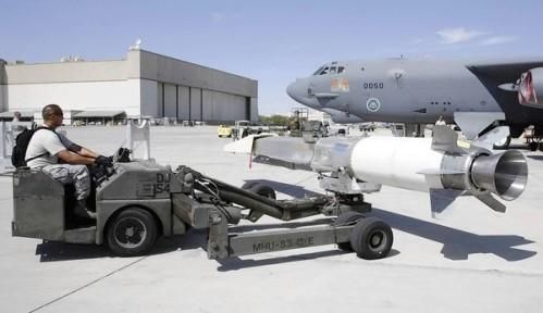 資料圖：美軍嘗試將“X-51 Wave Rider”飛行器掛在一架“B-52”轟炸機(jī)下，發(fā)射升空。