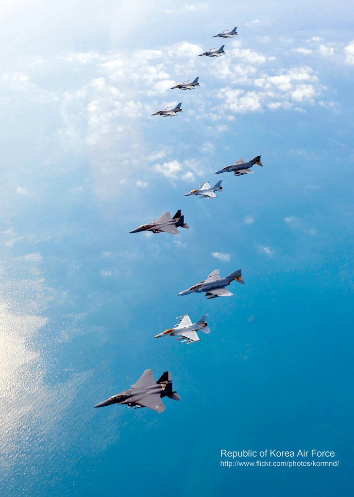 圖為韓空軍KF-16戰(zhàn)機(jī)、F-4戰(zhàn)機(jī)、F-15K兩代三型戰(zhàn)機(jī)編隊(duì)升空練作戰(zhàn)。