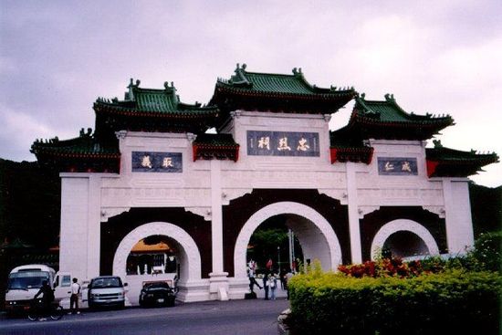 位于臺北的忠烈祠供奉著從孫中山革命，到抗日戰(zhàn)爭，解放戰(zhàn)爭所有陣亡國民黨士兵的靈位。