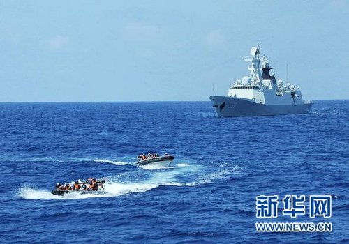 3月28日，十余名臨檢拿捕隊員從玉林艦出發(fā)，乘小艇駛向模擬可疑商船的艦只。
