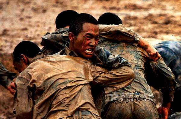 資料圖：濟(jì)南軍區(qū)某部特種兵魔鬼訓(xùn)練。