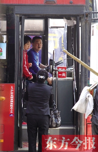 梅麗手持殘疾人證等車時(shí)，多次被司機(jī)婉言謝絕