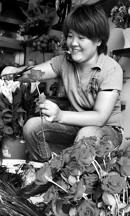 8月21日，內(nèi)黃縣一家鮮花店的工作人員正在包裝鮮花。