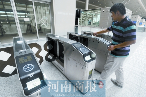 如果是網上訂票，可以在檢票閘機上直接刷二代身份證 河南商報記者 鄧萬里/攝