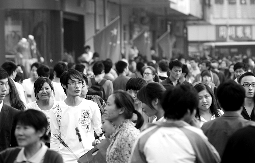 8天長假中，逛街購物的人數(shù)激增，鄭州市德化步行街上“人潮洶涌” 河南商報記者 王春勝/攝