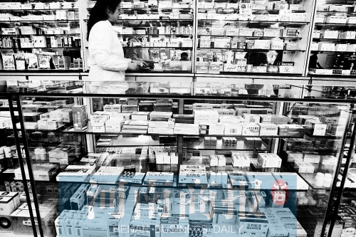 　鄭州不少藥店，也會把價格低的藥品放下層，價格高的放在醒目位置